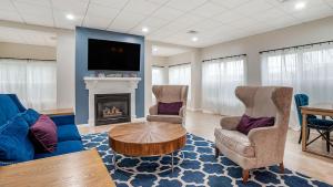 ein Wohnzimmer mit einem Sofa, einem Tisch und einem Kamin in der Unterkunft Bluegreen Vacations Suites at Hershey in Hershey