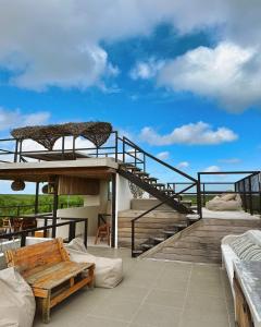 Casa con terraza, escalera y bancos en Suites Tulum en Tulum