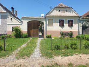 una casa con una puerta de madera en un patio en Facilitati cazare Raluca, en Viscri