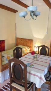 una camera con un tavolo, due sedie e un letto di Facilitati cazare Raluca a Viscri