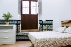 una camera con un letto e una porta di Triana Riverside a Siviglia