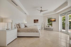 - une chambre blanche avec un lit et un plafond blanc dans l'établissement Villa Southern Serenity, à Cape Coral
