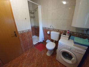 ein Badezimmer mit Toilette und Waschmaschine in der Unterkunft Anja in Umag + 16 Fotos