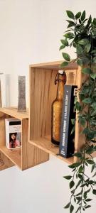 een houten plank met een fles en een boek bij Le Duplex Catherine - Metro - Gare - WIFI in Toulouse