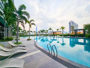 una piscina con palme e edifici di Trion @ KL by Nest Home a Kuala Lumpur