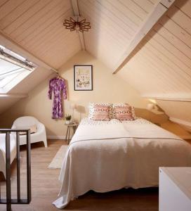 ein Schlafzimmer mit einem großen Bett im Dachgeschoss in der Unterkunft Klein Veers in Kessel
