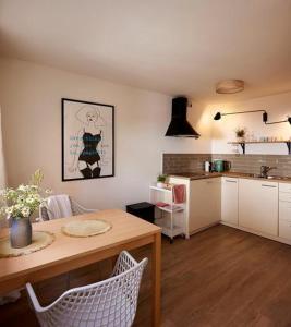 een keuken met een tafel en stoelen en een keuken met een aanrecht bij Klein Veers in Kessel
