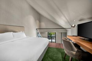 Cama ou camas em um quarto em Hilton Porto Gaia mais 37 fotos