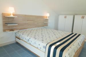 sypialnia z łóżkiem w pokoju z 2 lampami w obiekcie Vela Bianca Marzamemi w mieście Marzamemi