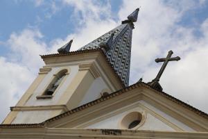 wieża kościelna z dwoma ptakami na górze w obiekcie Conforto e bom gosto no Recôncavo da Bahia. w mieście São Félix