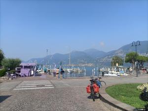 Ein paar Motorräder parkten auf einem Gehweg in der Nähe des Wassers. in der Unterkunft Beth House Iseo in Iseo