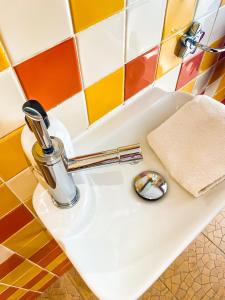 - un lavabo avec un robinet et une serviette dans l'établissement Quinta do Cutato - Piscina Guest House, à Santo Estêvão