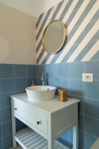 uma casa de banho com um lavatório e um espelho em Vela Bianca Marzamemi em Marzamemi