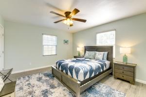 罗克波特Heron Bay Cottage with Patio in Rockport!的带床和吊扇的卧室