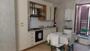 eine kleine Küche mit einem Tisch und einem Herd in der Unterkunft Beth House Iseo in Iseo