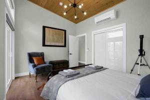 Un pat sau paturi într-o cameră la Maple Ridge Cottage