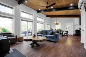 ein Wohnzimmer mit einem Sofa und einem Tisch in der Unterkunft Maple Ridge Cottage 