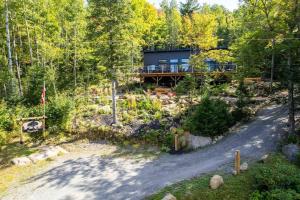 eine Luftansicht eines Hauses im Wald in der Unterkunft Maple Ridge Cottage 