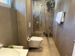 łazienka z toaletą i prysznicem w obiekcie John's Lodge w mieście Les Collons