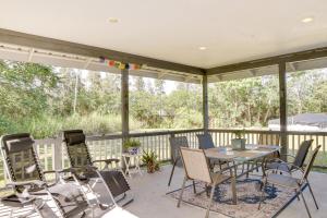 a screened porch with a table and chairs at Paradise Park Vacation Rental about 4 Mi to Shoreline! in Keaau