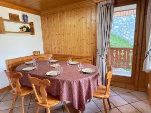 莱斯奥琉斯Appartement chaleureux avec balcon proche Méribel centre, 6 pers, 3 pièces - FR-1-411-225的一间有桌子、椅子和窗户的餐厅