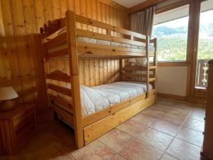 莱斯奥琉斯Appartement chaleureux avec balcon proche Méribel centre, 6 pers, 3 pièces - FR-1-411-225的小屋内设有一间带两张双层床的卧室