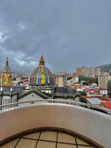 a view of a city from the top of a building at Hospitalidad y confort in Caracas