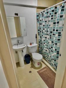uma casa de banho com um WC e um lavatório em Hospitalidad y confort em Caracas
