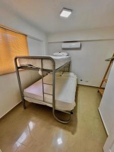 um quarto com 2 beliches num quarto em Hospitalidad y confort em Caracas