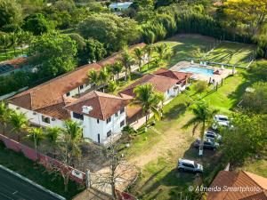 uma vista aérea de uma casa com piscina em Pousada Ferradura em São Pedro