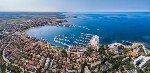 een luchtzicht op een haven met jachthaven bij Anja in Umag