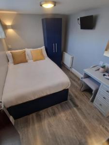Łóżko lub łóżka w pokoju w obiekcie Maples House Hotel