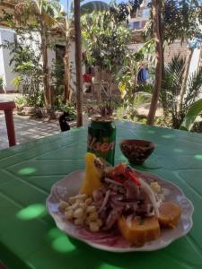 talerz jedzenia na stole z drinkiem w obiekcie Nomads Club w mieście Nazca
