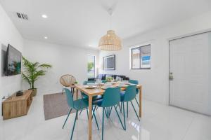 uma sala de jantar com uma mesa e cadeiras azuis em Stunning 3-Bedroom Duplex with Free Parking em Miami