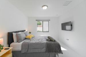 Rúm í herbergi á Stunning 3-Bedroom Duplex with Free Parking