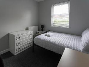 Ένα ή περισσότερα κρεβάτια σε δωμάτιο στο 2 Bedroom Ground Floor Apartment