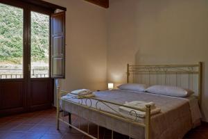 - une chambre avec un lit et une grande fenêtre dans l'établissement Agriturismo ARCE di Monte Acero, à Faicchio