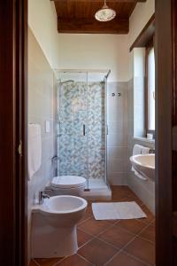 La salle de bains est pourvue d'une douche, de toilettes et d'un lavabo. dans l'établissement Agriturismo ARCE di Monte Acero, à Faicchio