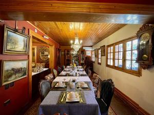 a long dining room with long tables and chairs at Hotel Boutique Vendimia Premium in Santa Cruz