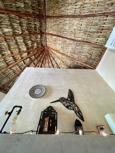 una pintura de un tiburón en el techo de una habitación en Cabañas HUNAB KU 21, 
