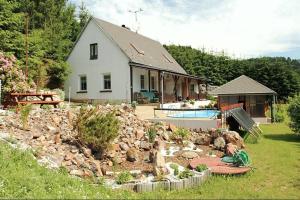 ein Haus mit einem Steingarten vor einem Haus in der Unterkunft Chalupa pod sjezdovkou in Chvaleč