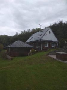 ein Haus in einem Hof neben einem Haus in der Unterkunft Chalupa pod sjezdovkou in Chvaleč