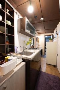 cocina con fregadero y nevera en MongYouHwaWon Guesthouse(Painter's house) en Jeonju