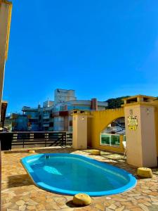 A piscina localizada em Bombinhas Praia Apart Hotel - unidade rua Bem Te Vi ou nos arredores