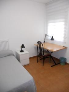 a bedroom with a desk and a chair and a bed at Residencia Universitaria Reuniver Burjassot in Benimamet