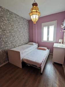 Giường trong phòng chung tại Apartamento con Vistas al mar y jacuzzi privado