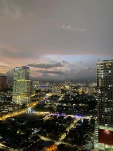 een skyline van de stad 's nachts met hoge gebouwen bij Mercu Summer Suites KLCC By Minutepointhome in Kuala Lumpur