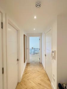 een hal met uitzicht op de oceaan vanuit een huis bij Borough Central London in Londen