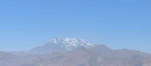 een berg in de verte met een blauwe lucht bij Caserita in La Paz