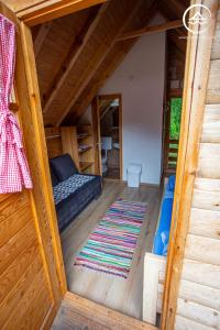una vista interior de una casa pequeña con cama y alfombra en Rafting Center "TARA-RAFT", en Bastasi